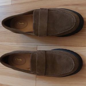 CLARKS Bellevue Hazen Penny Loafers Olive Suede | 8 Medium Artisan